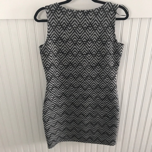 Body con chevron knit dress - Picture 2 of 3